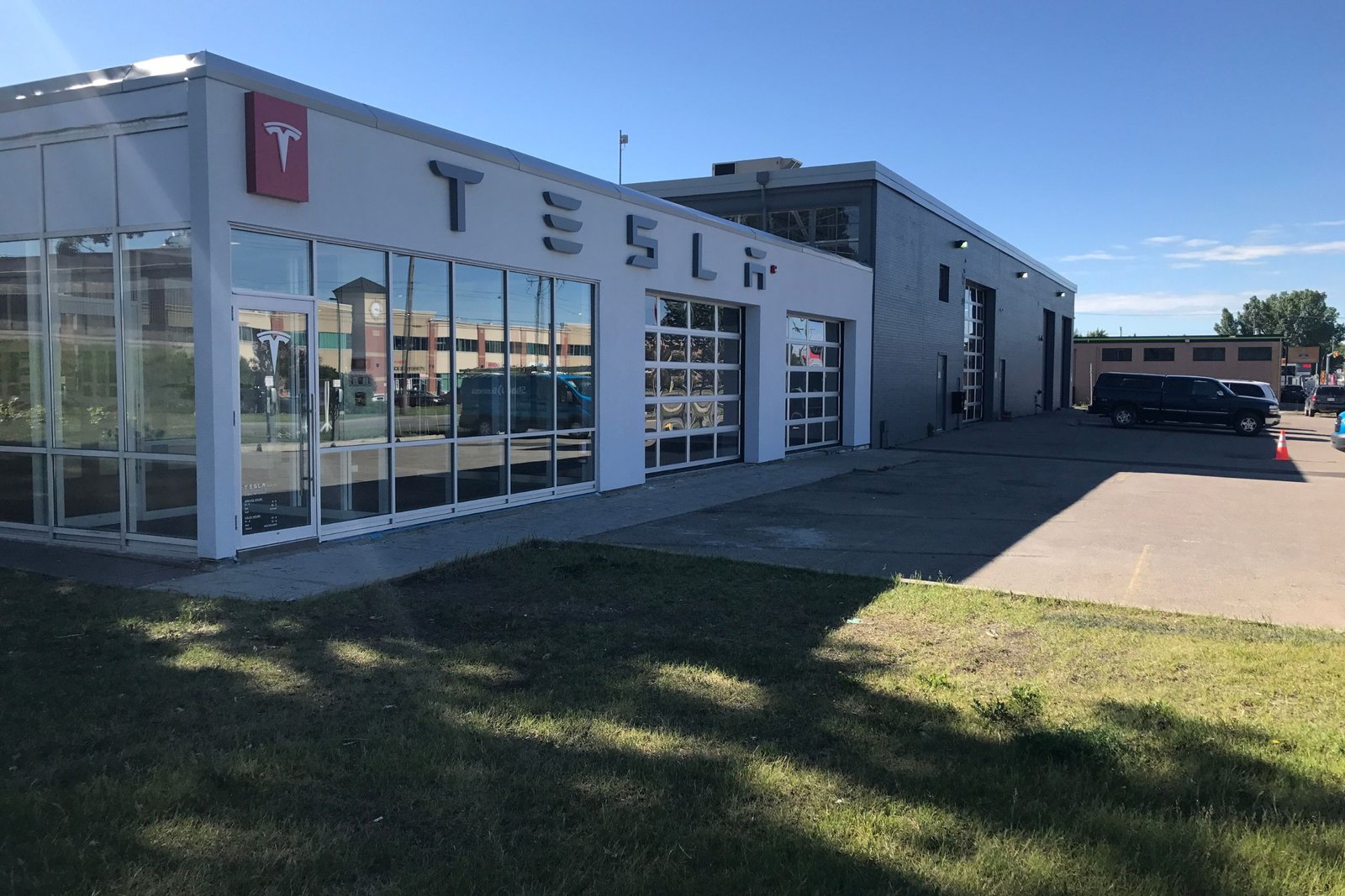 Calgary Tesla Service Shop (1)